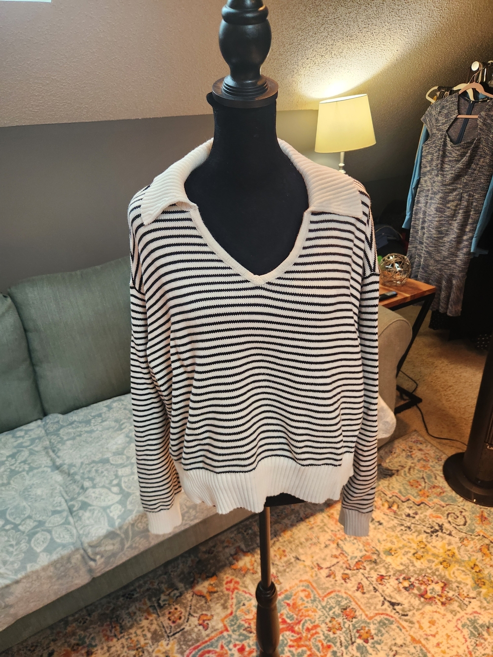 Universal Threads Target Black & white striped sweater w collar great condition
